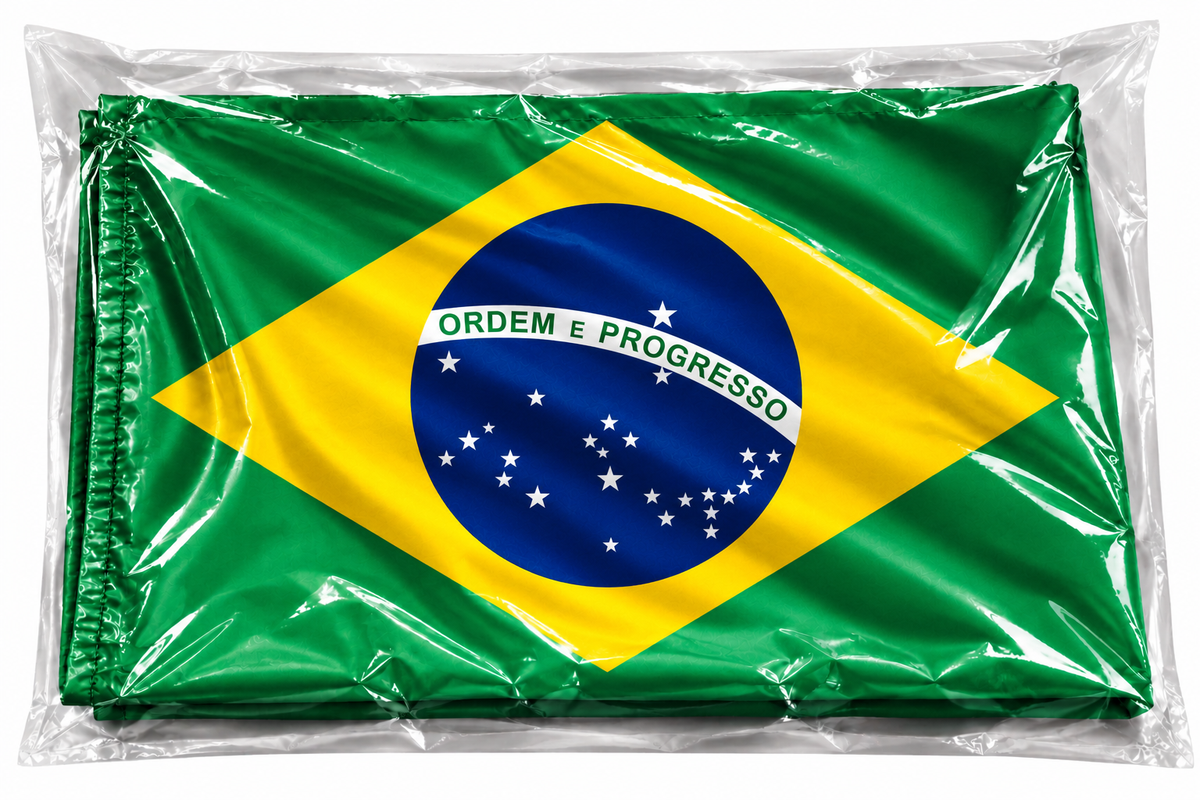 BRASIL PAÍS NACIONAL BRASILEÑO ONDEANDO LA BANDERA DEL POLO DE FÚTBOL