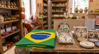 BRASIL PAÍS NACIONAL BRASILEÑO ONDEANDO LA BANDERA DEL POLO DE FÚTBOL