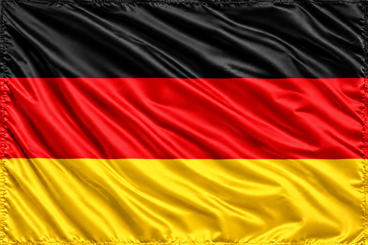ALEMANIA PAÍS NACIONAL ALEMÁN ONDEANDO LA BANDERA DEL POLO DE FÚTBOL