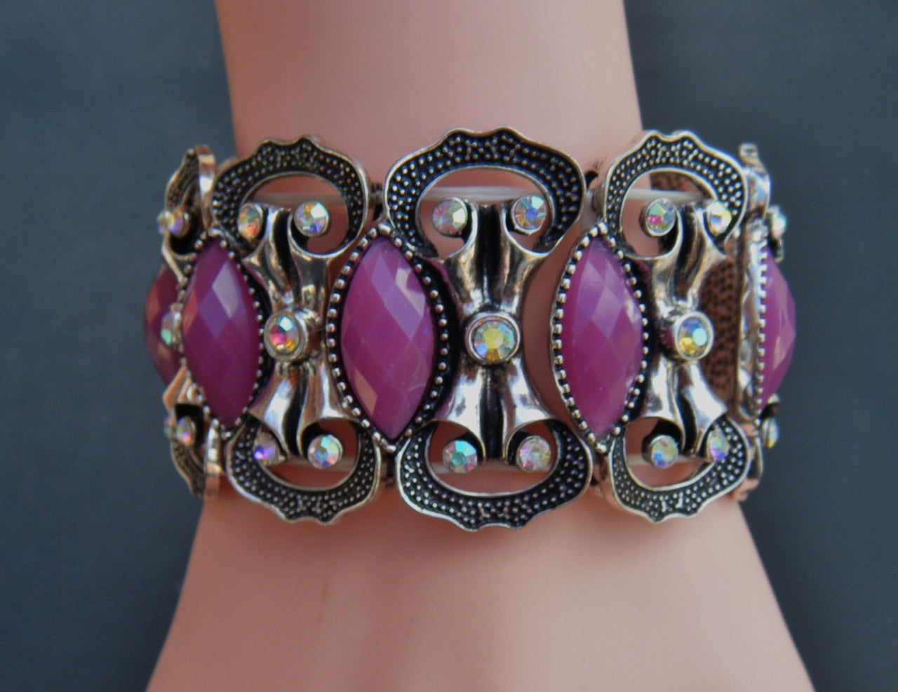 Beau bracelet de mode détaillé en pierre violette et strass