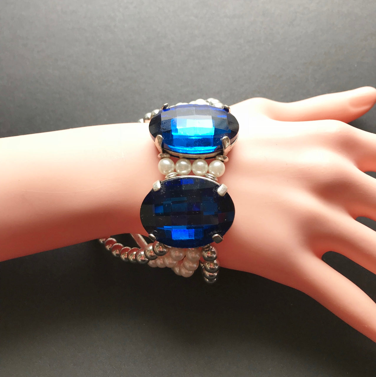 BRACELET TENDANCE COOL PIERRES BLEUES STRASS FAUX PERLE 4 CORDES