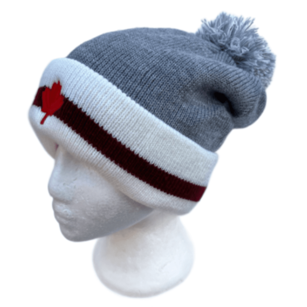 Gorros grises de invierno con pompón de esquí y hoja de arce de Canadá con rayas rojas y blancas